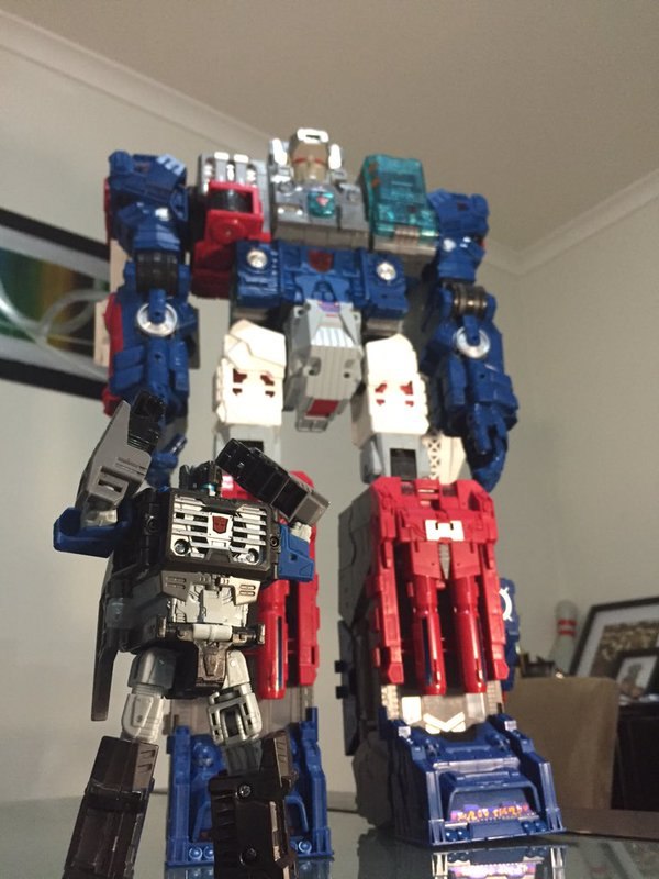 Generations Titans Return Titan Class Fortress Maximus In Hand Images  (2 of 10)